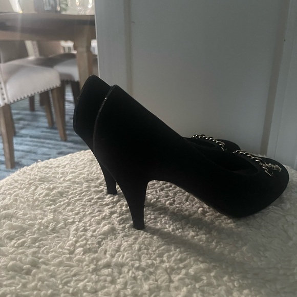 SOLD Chanel Suede Pumps with logo chain - Picture 5 of 10